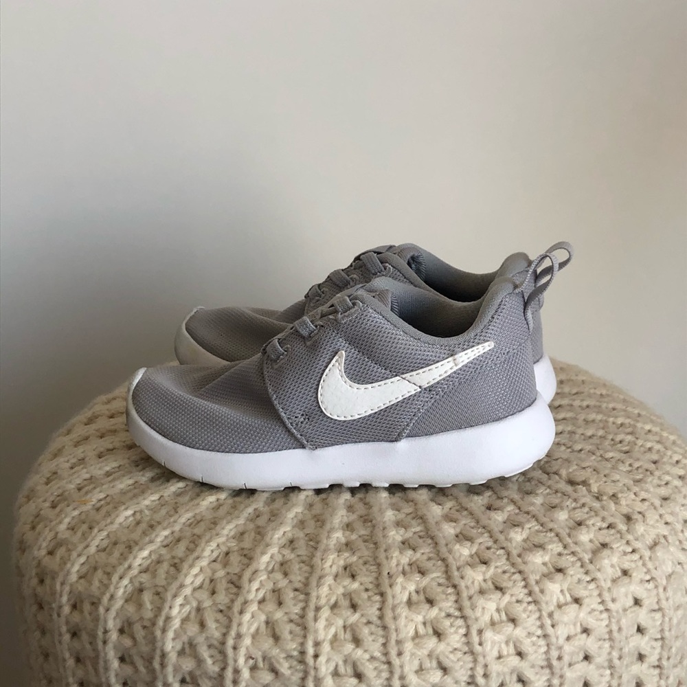 Children’s Nike shoes - Picture 1 of 4